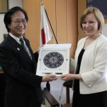 Lithuanian Vice-Minister of Education and Science  Svetlana Kauzonienė presents a gift to Japanese Education, Culture, Sports, Science and Technology Minister  - Hakubun Shimomura.